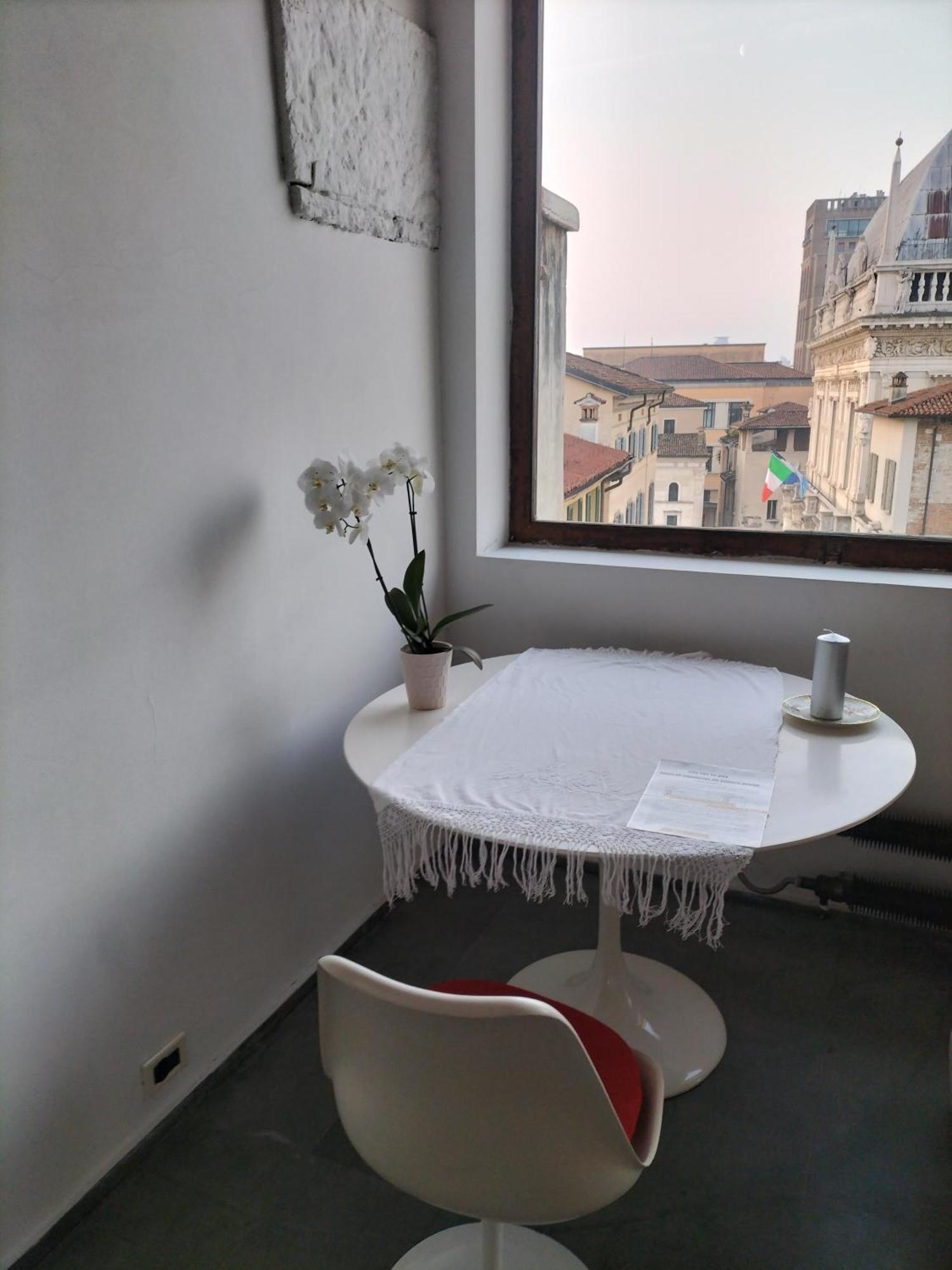 Spirit Of The Moon Apartment Brescia Bagian luar foto