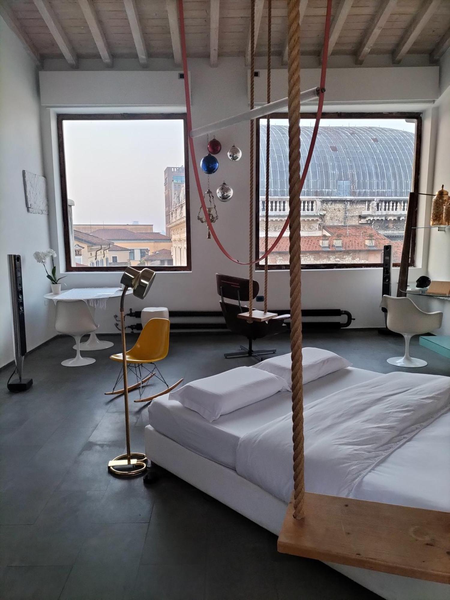Spirit Of The Moon Apartment Brescia Bagian luar foto